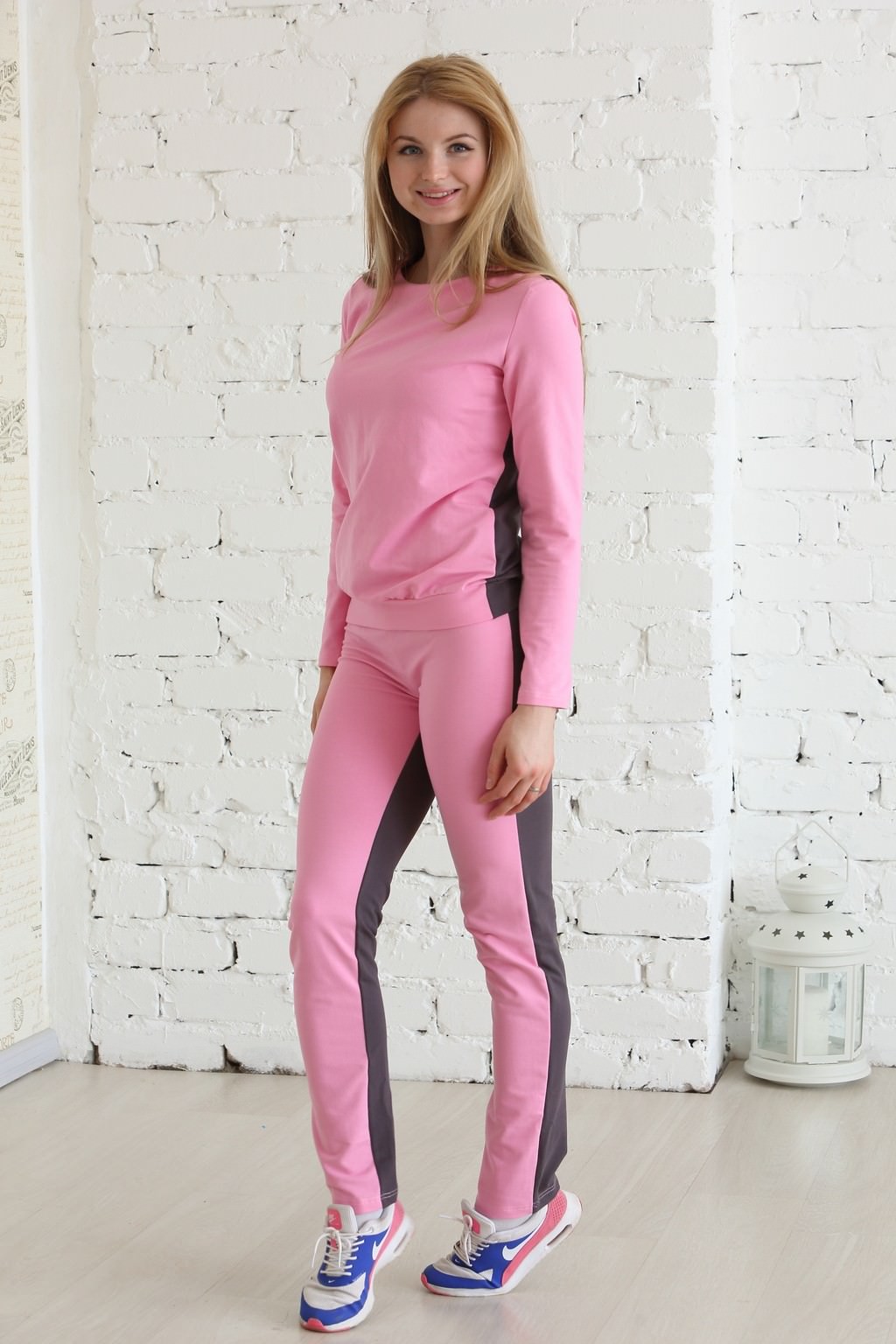 Розовый спортивный костюм